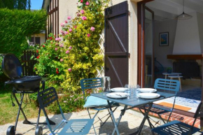 Cottage with large garden 15 minutes walk from the beach